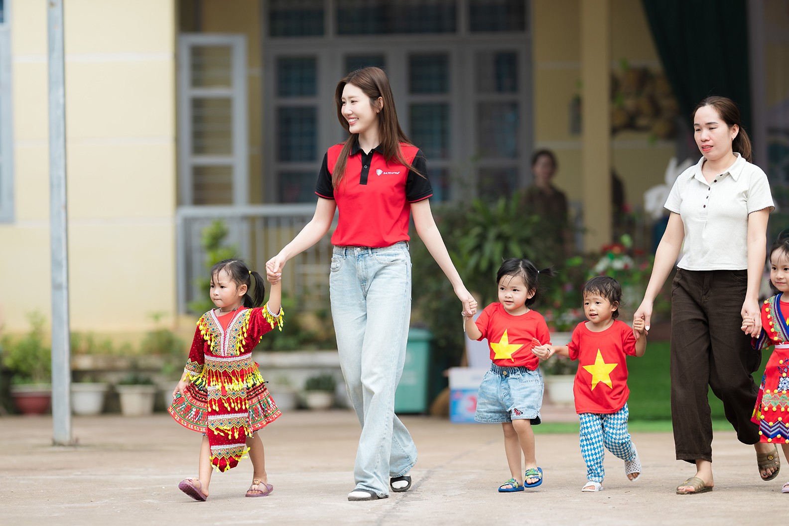 Làm 3 điều chưa từng làm ở Điện Biên, Thúy Ngân có mùa Trung thu đáng nhớ cùng trẻ em vùng cao