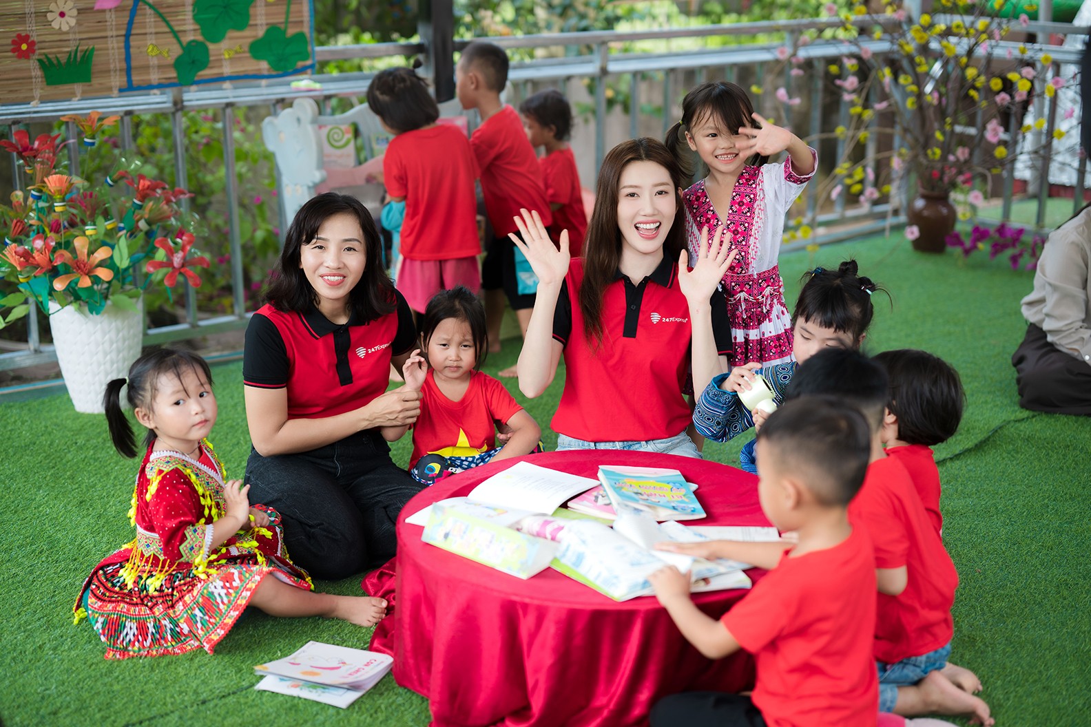 Làm 3 điều chưa từng làm ở Điện Biên, Thúy Ngân có mùa Trung thu đáng nhớ cùng trẻ em vùng cao