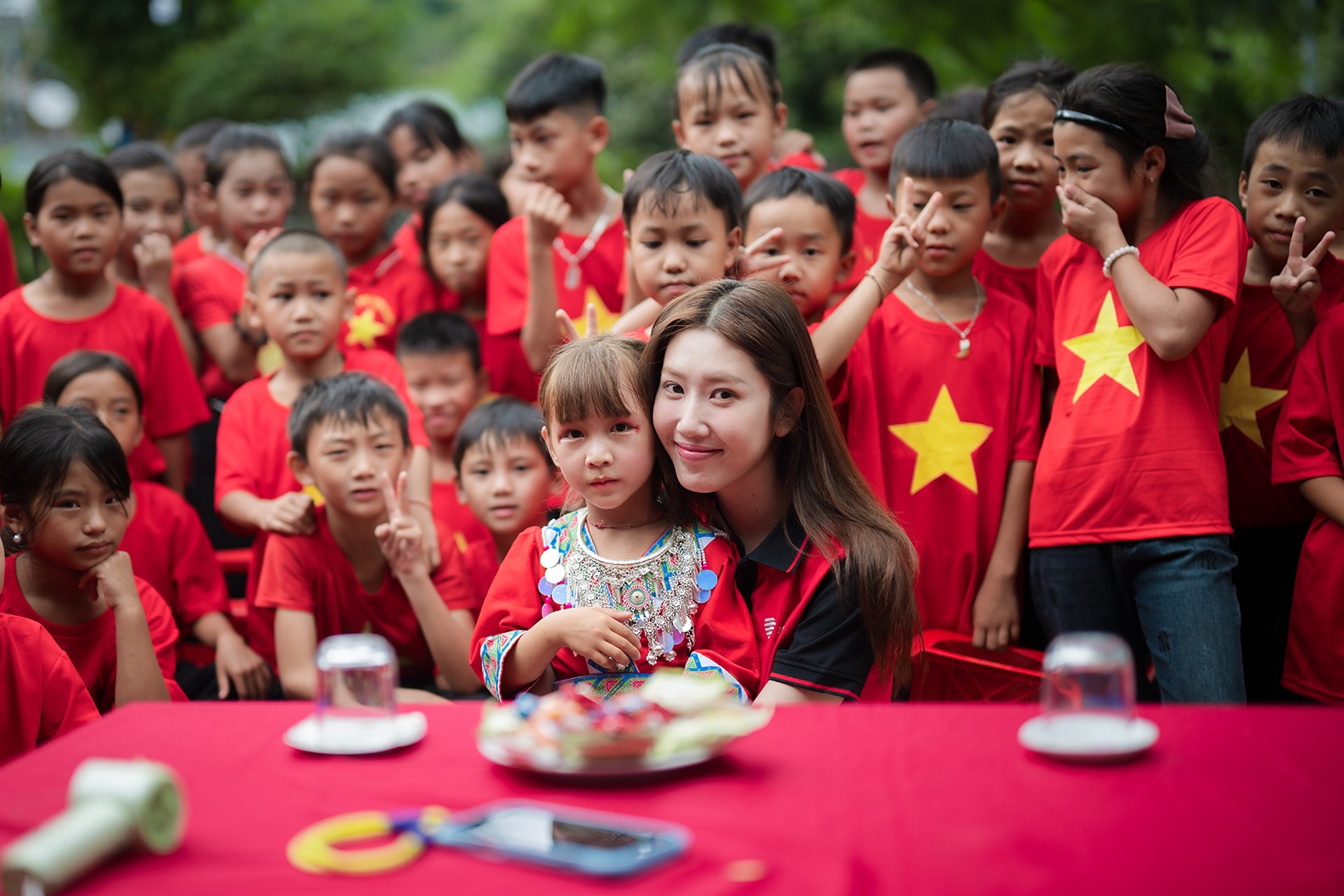 Làm 3 điều chưa từng làm ở Điện Biên, Thúy Ngân có mùa Trung thu đáng nhớ cùng trẻ em vùng cao