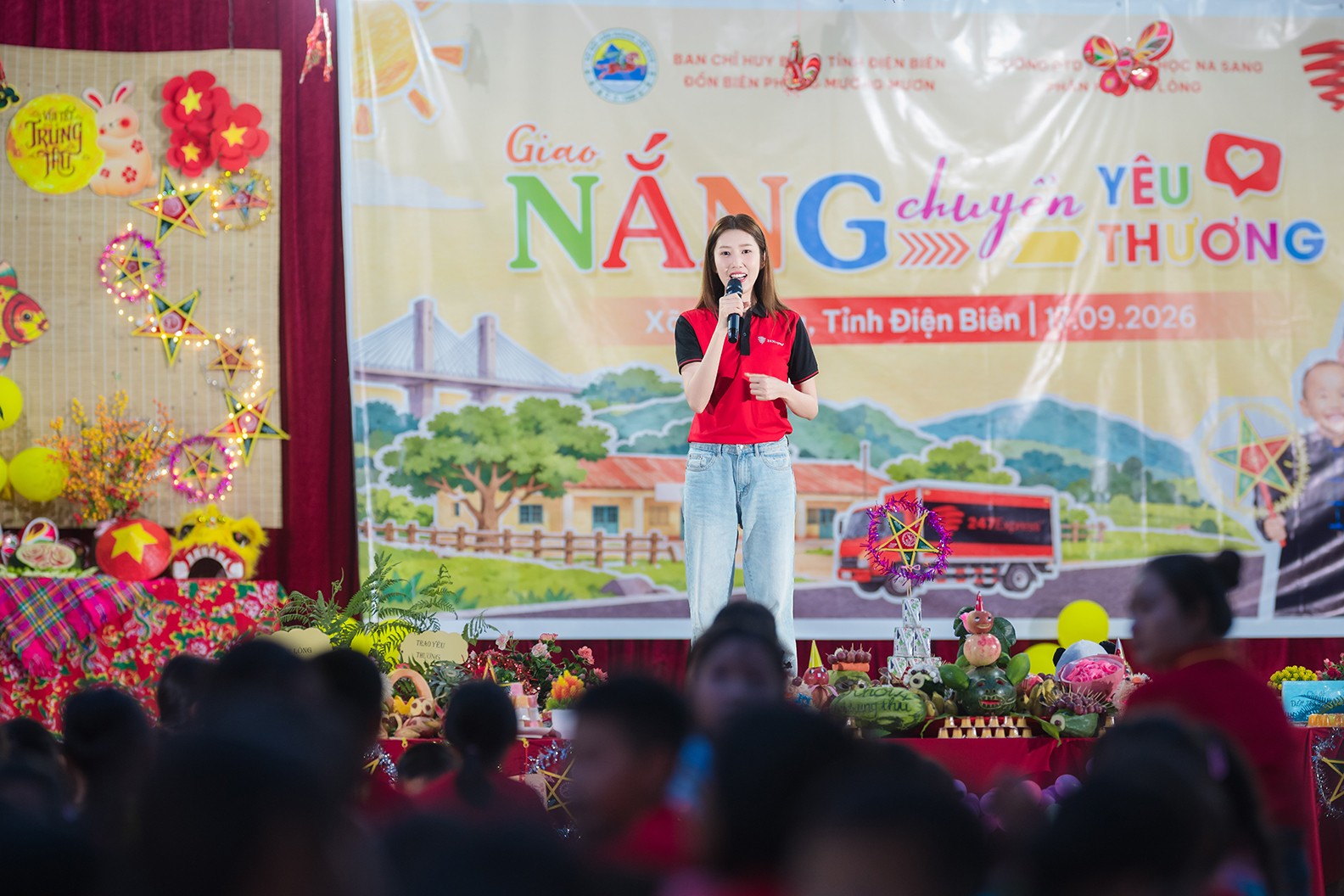 Làm 3 điều chưa từng làm ở Điện Biên, Thúy Ngân có mùa Trung thu đáng nhớ cùng trẻ em vùng cao