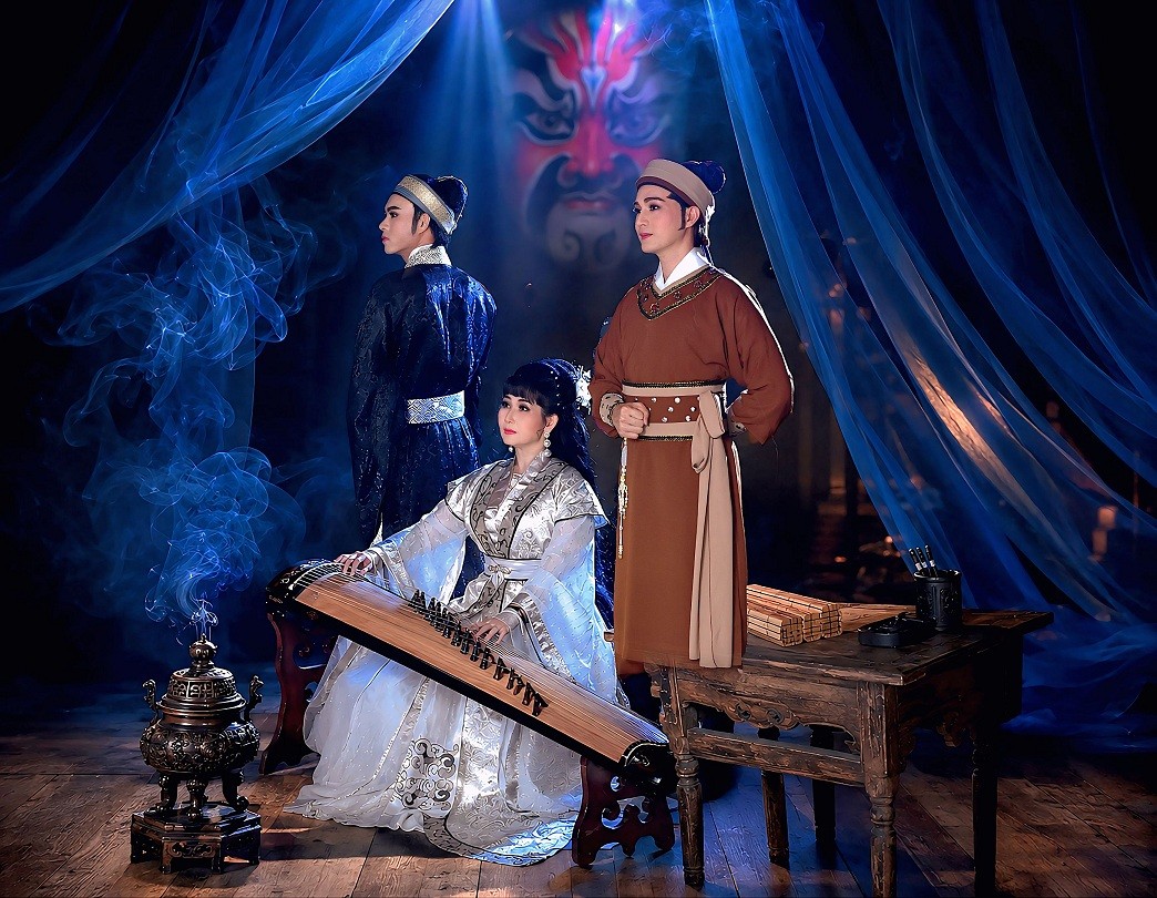 Tâm Tâm, Trung Thảo, Liêu Kỳ mừng giỗ Tổ sân khấu với bộ ảnh 'Ánh đèn sân khấu'