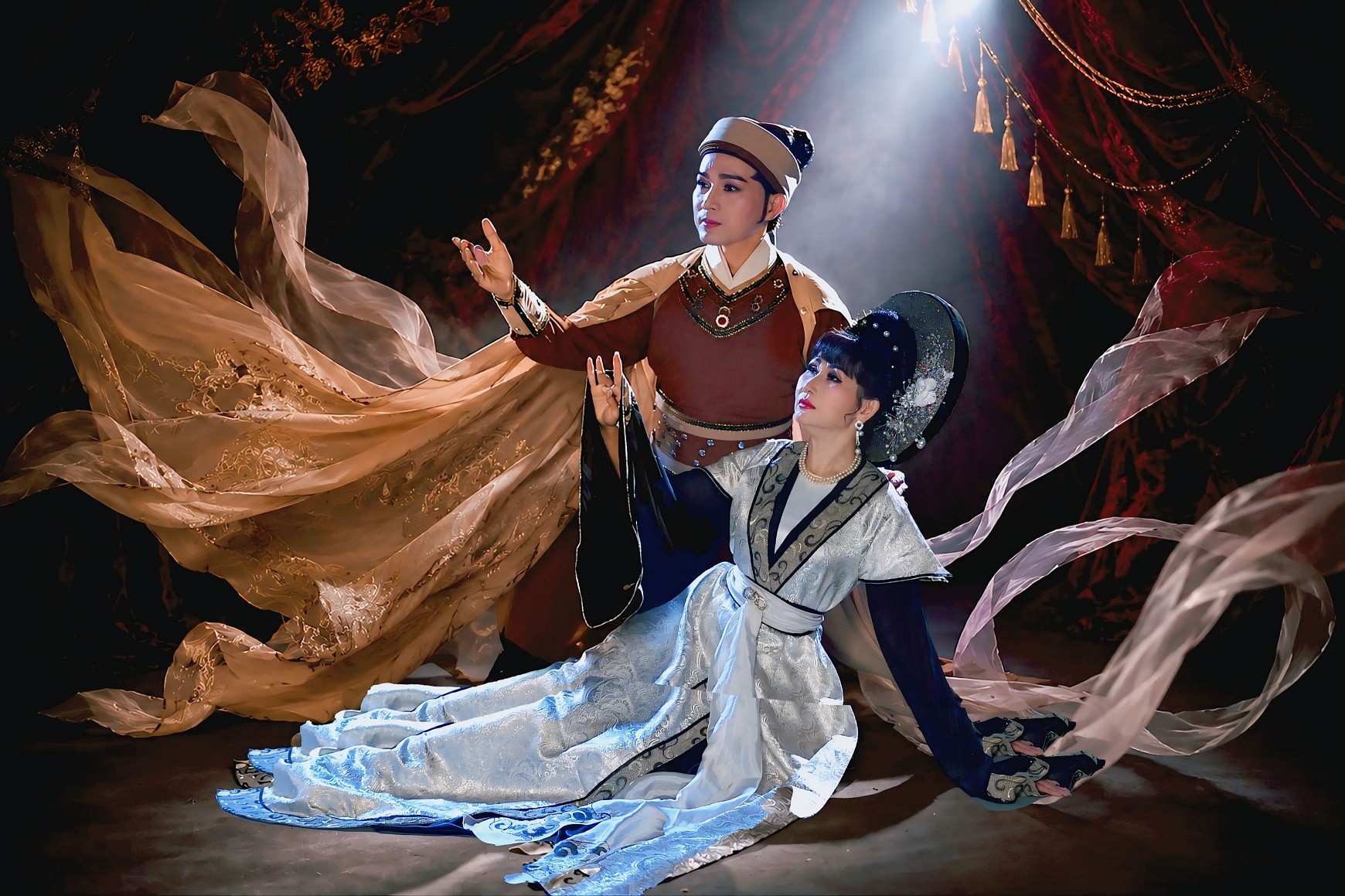 Tâm Tâm, Trung Thảo, Liêu Kỳ mừng giỗ Tổ sân khấu với bộ ảnh 'Ánh đèn sân khấu'