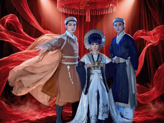 Tâm Tâm, Trung Thảo, Liêu Kỳ mừng giỗ Tổ sân khấu với bộ ảnh 'Ánh đèn sân khấu'