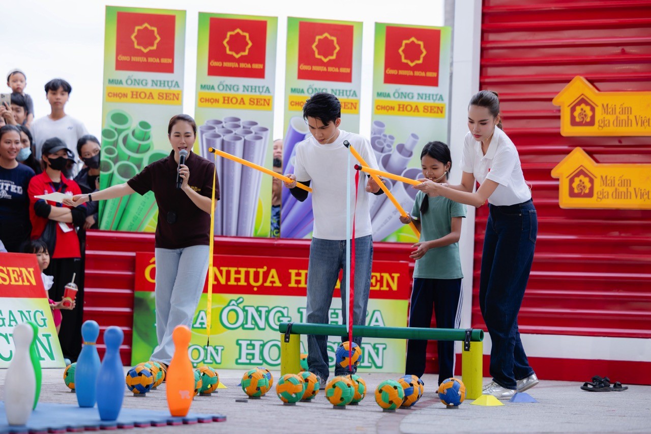'Mái ấm gia đình Việt': Lê Hoàng Phương và Thanh Thảo rơi nước mắt trước những tuổi thơ nhiều nhọc nhằn