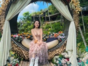 Cô nàng sinh đôi của 'Gia đình phép thuật' sang Bali 'hâm nóng' tình yêu và nghệ thuật