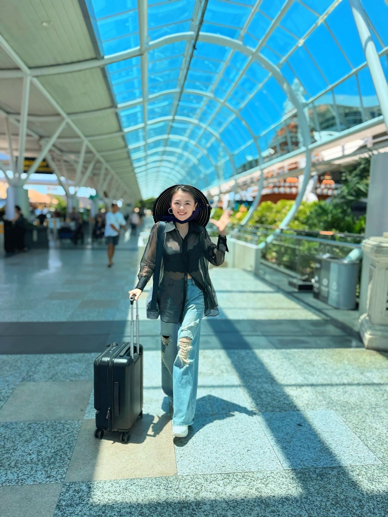 Cô nàng sinh đôi của 'Gia đình phép thuật' sang Bali 'hâm nóng' tình yêu và nghệ thuật