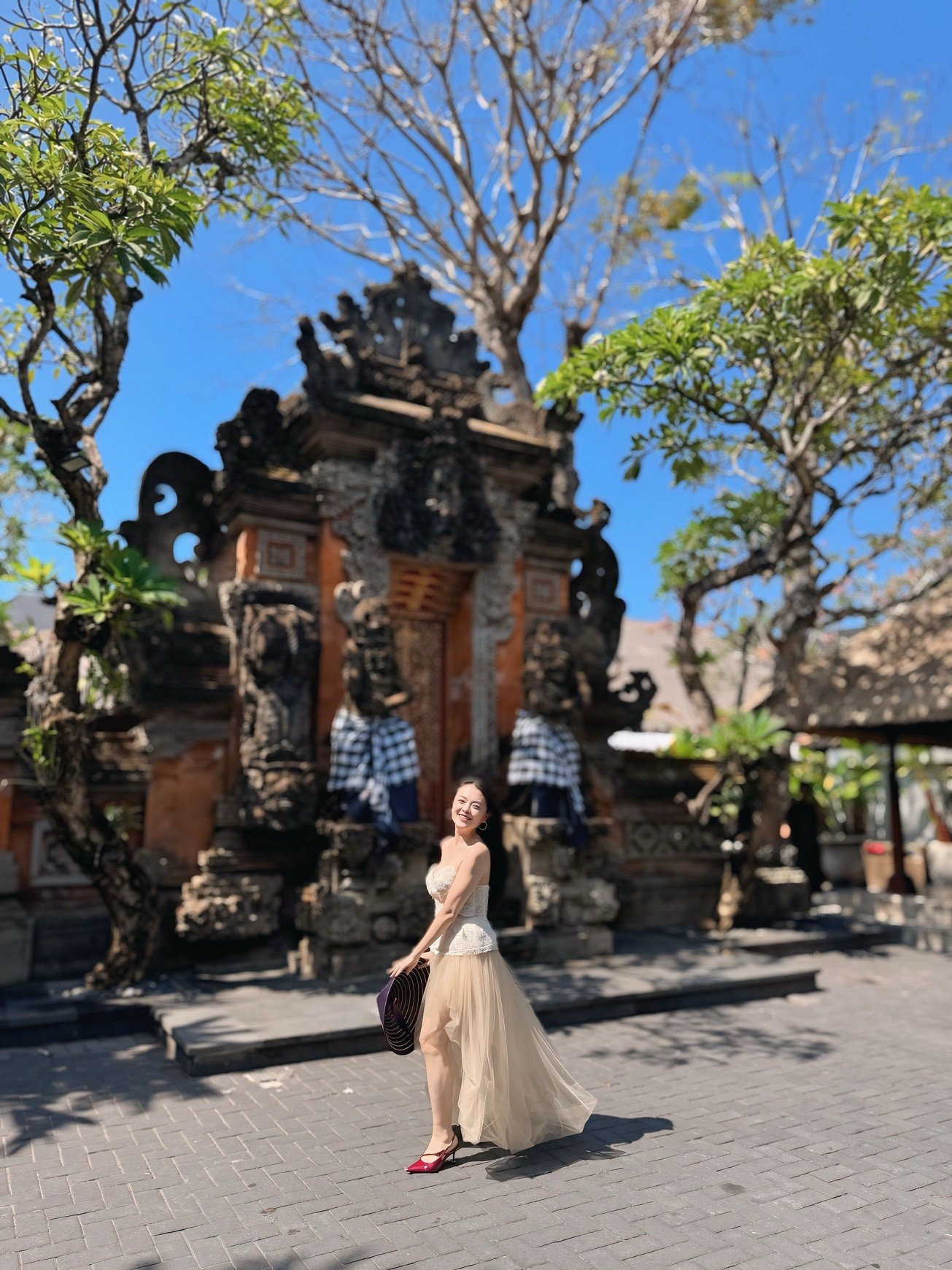 Cô nàng sinh đôi của 'Gia đình phép thuật' sang Bali 'hâm nóng' tình yêu và nghệ thuật