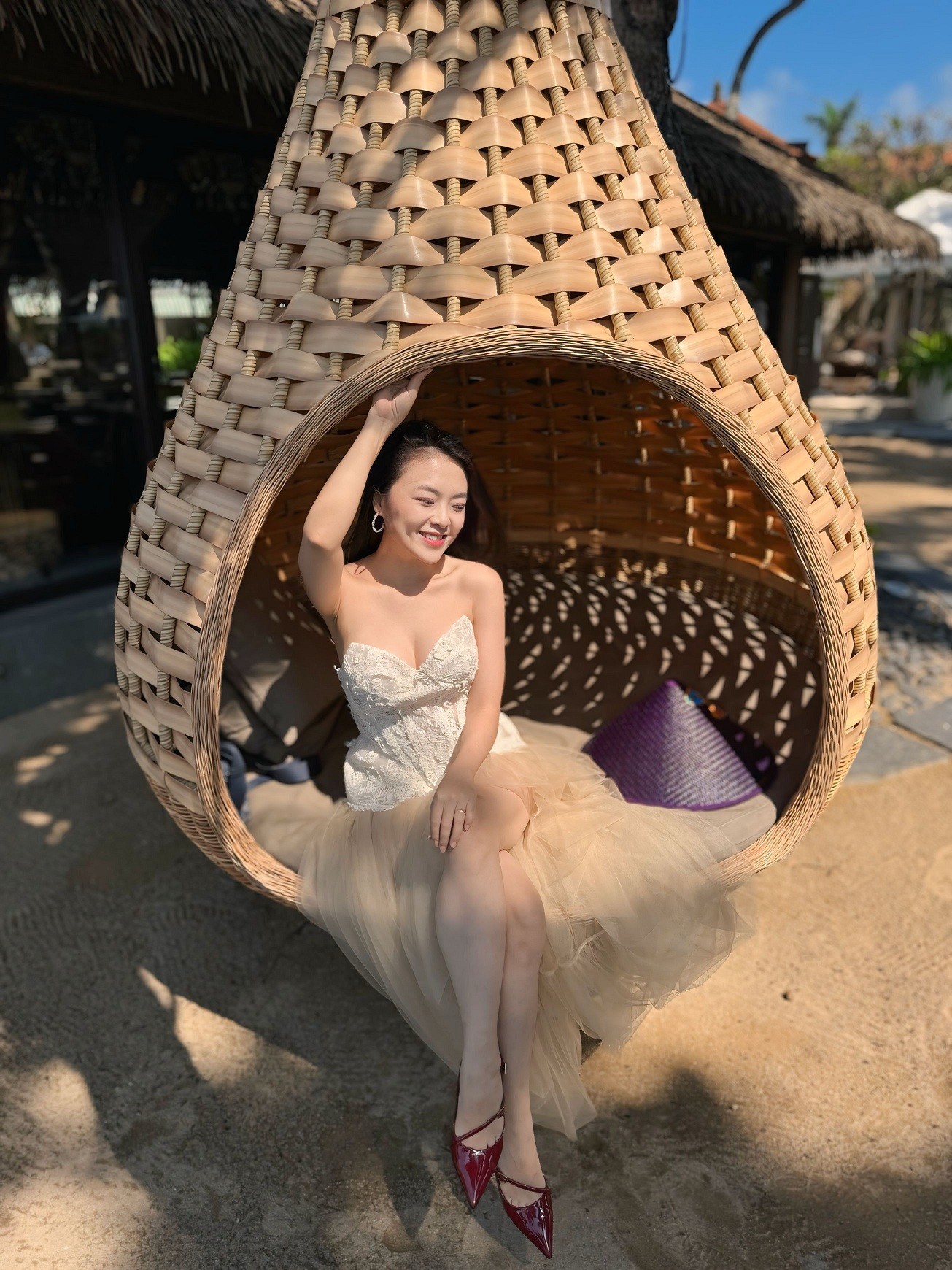 Cô nàng sinh đôi của 'Gia đình phép thuật' sang Bali 'hâm nóng' tình yêu và nghệ thuật