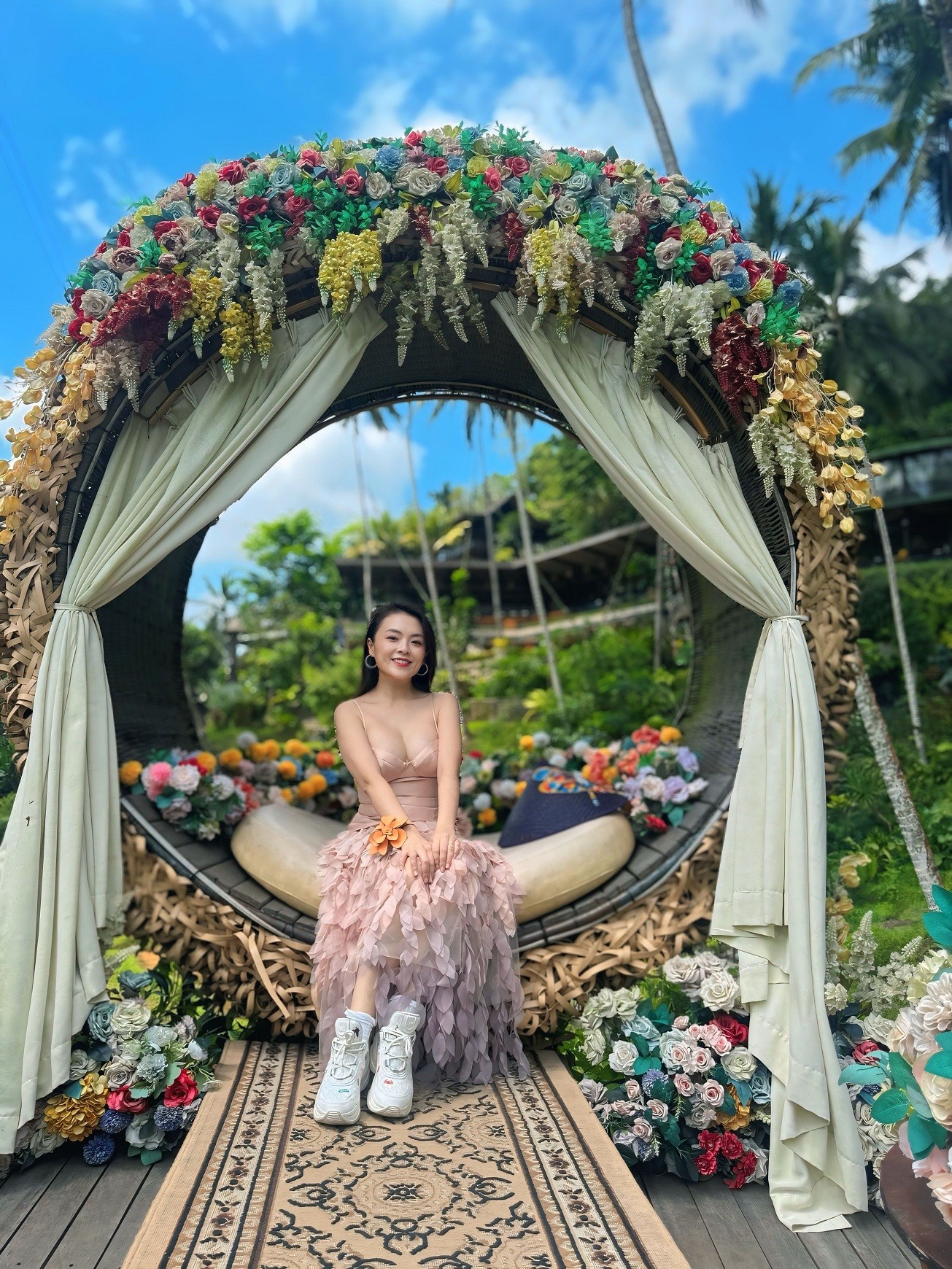 Cô nàng sinh đôi của 'Gia đình phép thuật' sang Bali 'hâm nóng' tình yêu và nghệ thuật