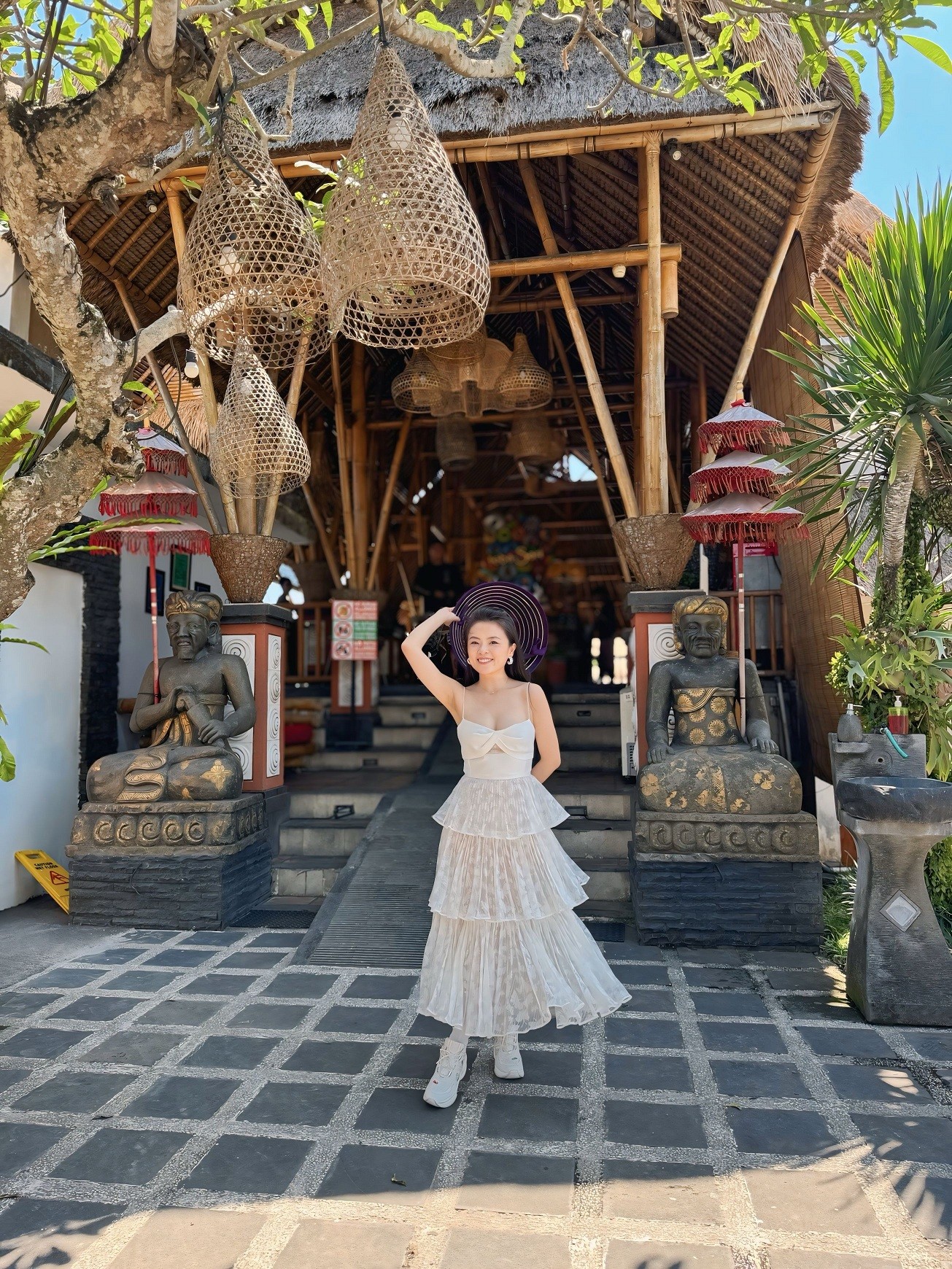 Cô nàng sinh đôi của 'Gia đình phép thuật' sang Bali 'hâm nóng' tình yêu và nghệ thuật