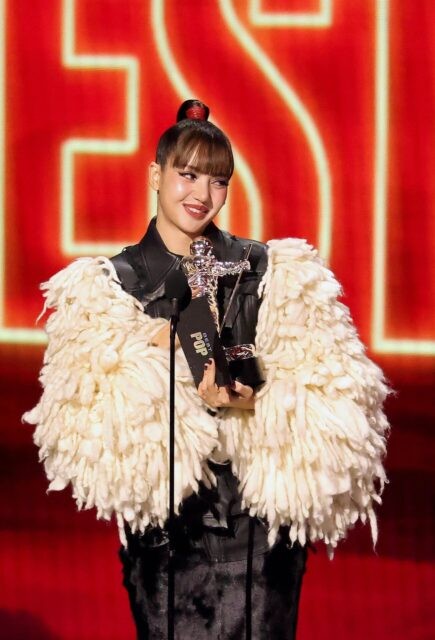 Lisa (BlackPink) gây tranh cãi khi thắng lớn tại VMAs