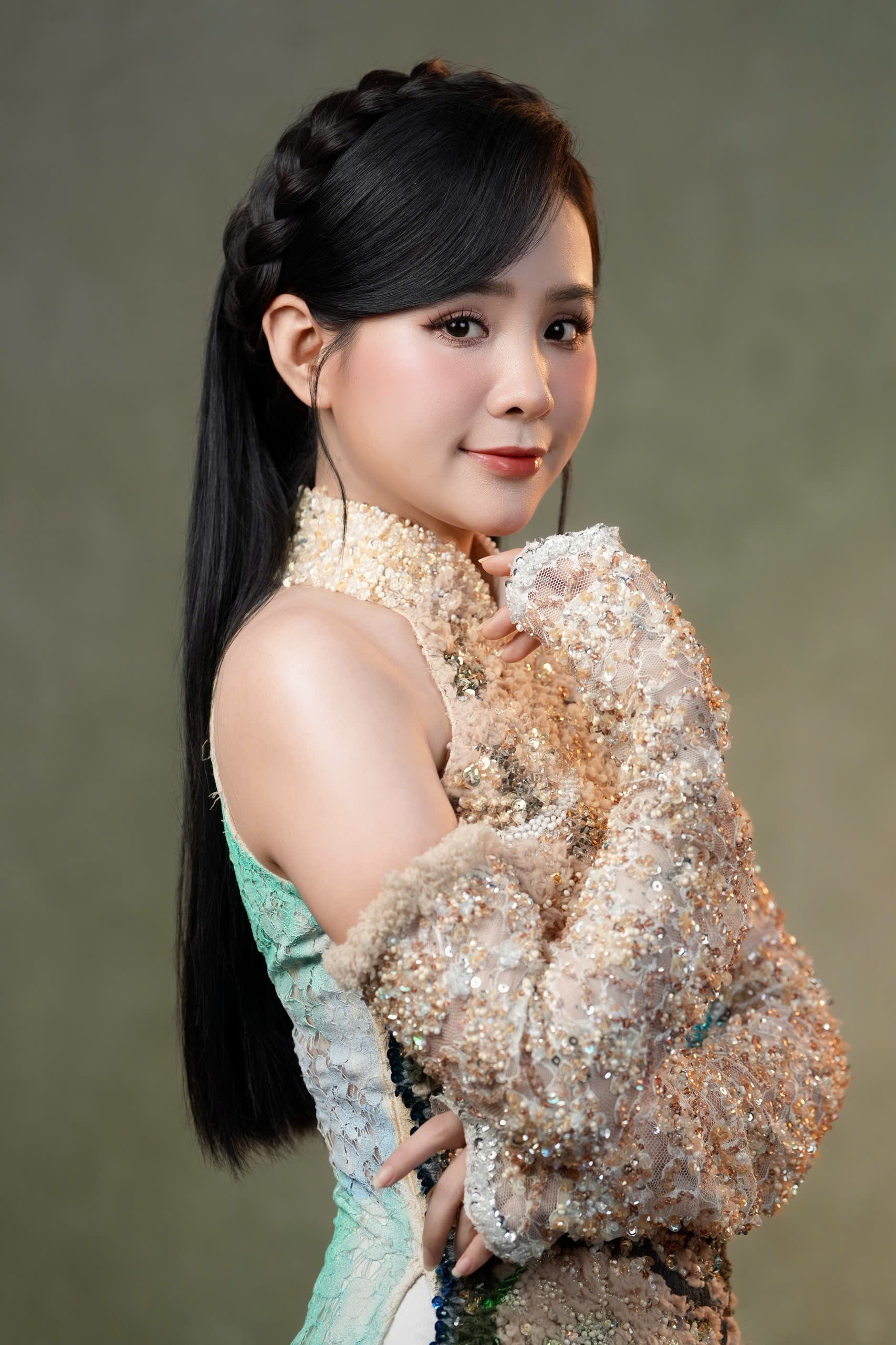 Quỳnh Trang và 'Hoa tháng 10': Liveshow hát bằng lòng biết ơn