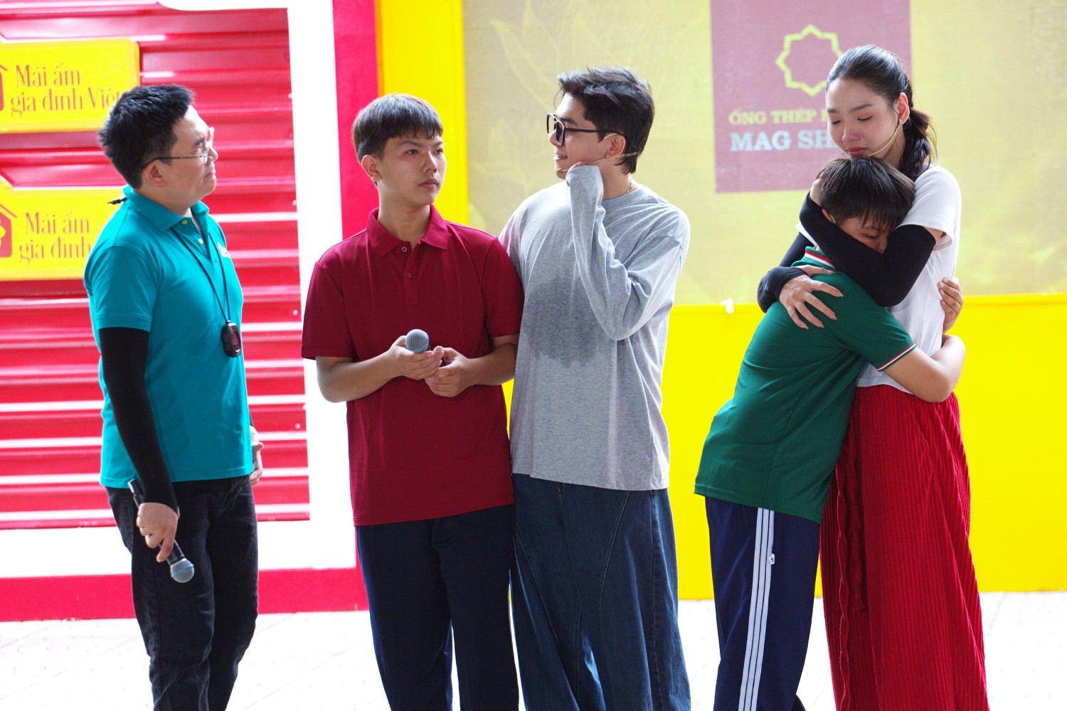 'Mái ấm gia đình Việt': Đại Nghĩa, Đoàn Minh Anh và Phát Huy T4 nghẹn lòng trước hai hoàn cảnh trẻ thơ sớm trưởng thành sau nỗi đau mất người thân