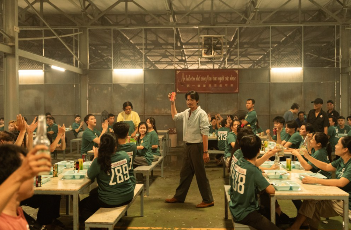 ‘Trại buôn người’ cán mốc 190 tỷ, đạo diễn lên tiếng vì phim bị quay lén