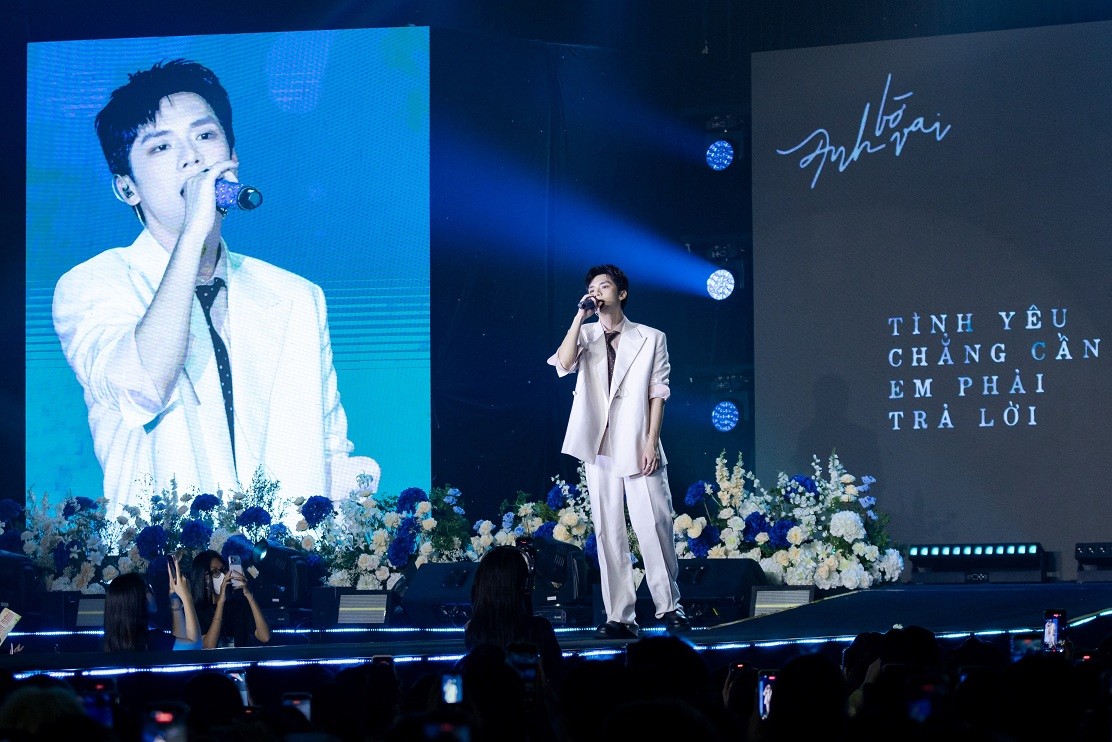 Vương Bình kết hợp 'Anh Ba' Ngọc Sơn hát 'Thành-Thân' tại sân khấu Fan meeting TP. Hồ Chí Minh