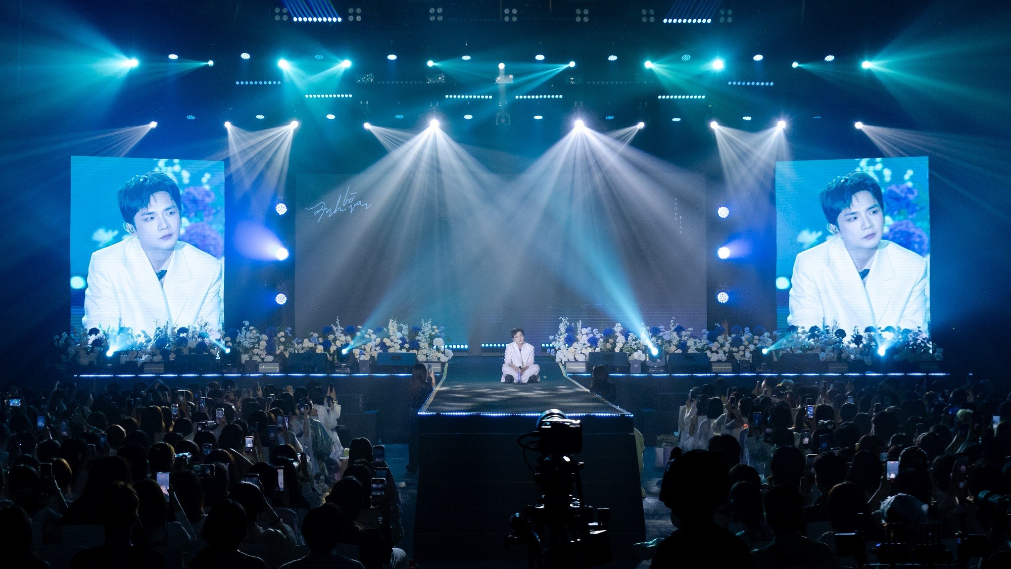 Vương Bình kết hợp 'Anh Ba' Ngọc Sơn hát 'Thành-Thân' tại sân khấu Fan meeting TP. Hồ Chí Minh