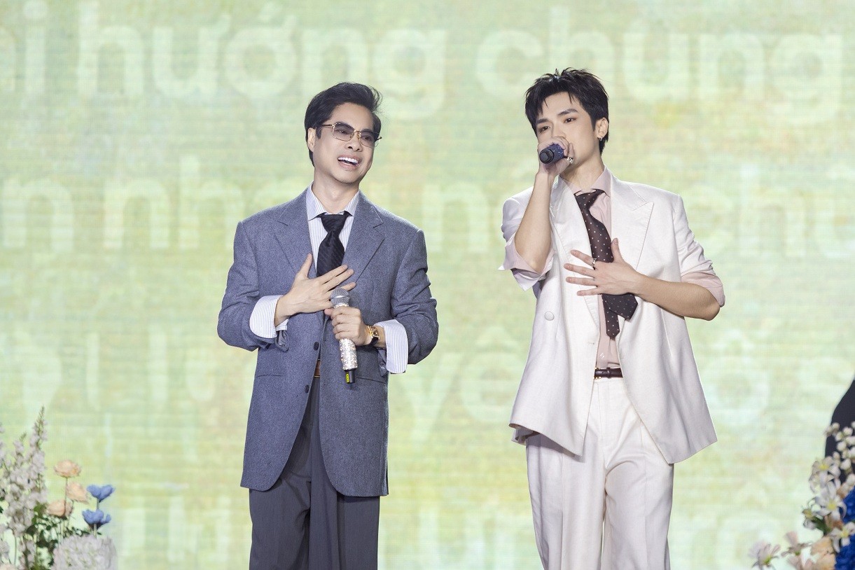 Vương Bình kết hợp 'Anh Ba' Ngọc Sơn hát 'Thành-Thân' tại sân khấu Fan meeting TP. Hồ Chí Minh