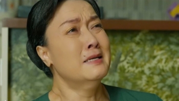 'Mùa hè năm ấy' tập 26: Bà Ngọc quỳ gối xin lỗi gia đình Khánh