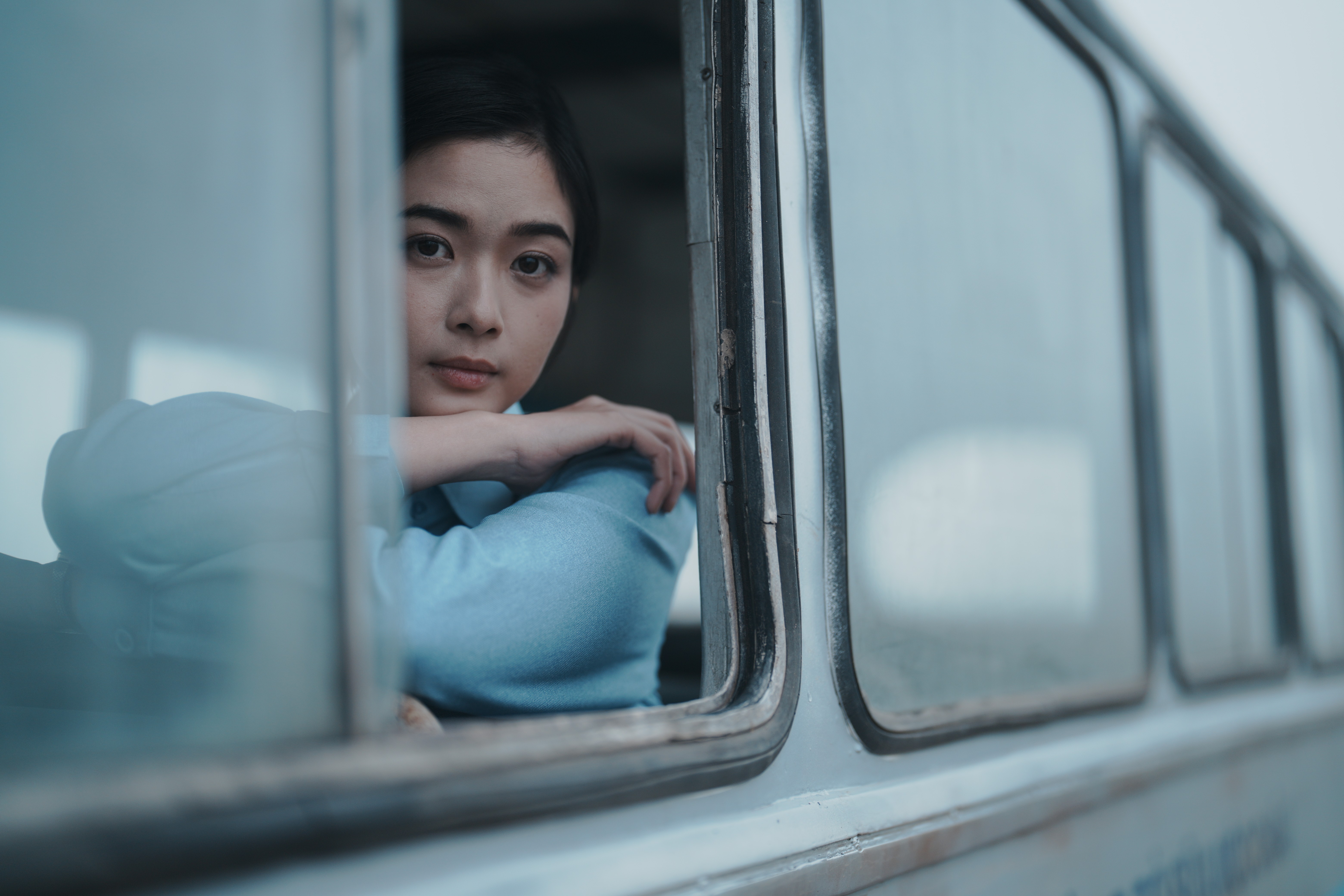 Nguyễn Hùng bùng nổ chemistry với Tiểu Vy, Ngọc Xuân trong MV 'Lỡ thương nhau' của phim 'Bò sữa bay'