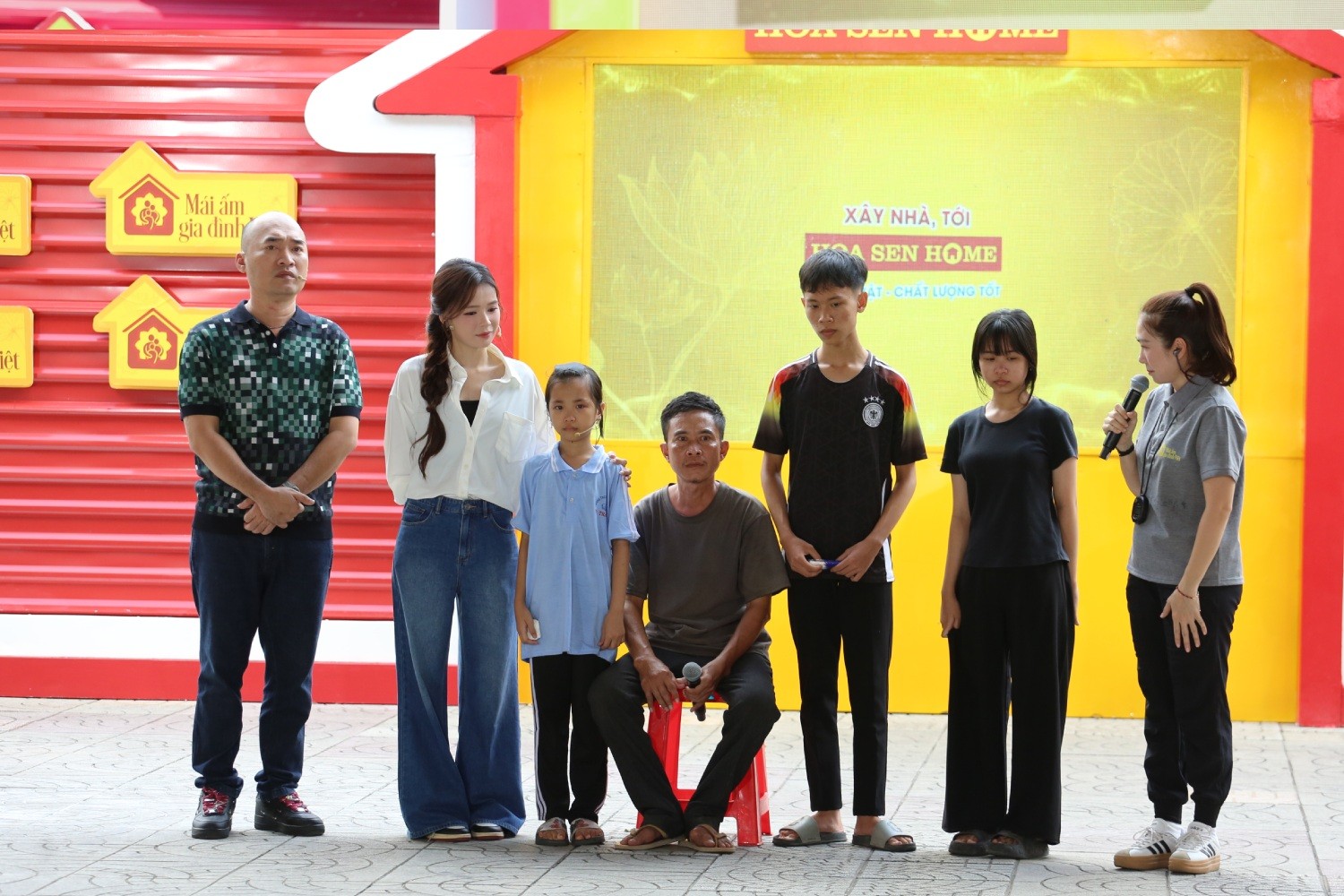 'Mái ấm gia đình Việt': Thanh Thảo, Tiến Luật và Sam nghẹn lòng trước những em nhỏ vượt nghịch cảnh, quyết tâm học tập báo hiếu cha mẹ