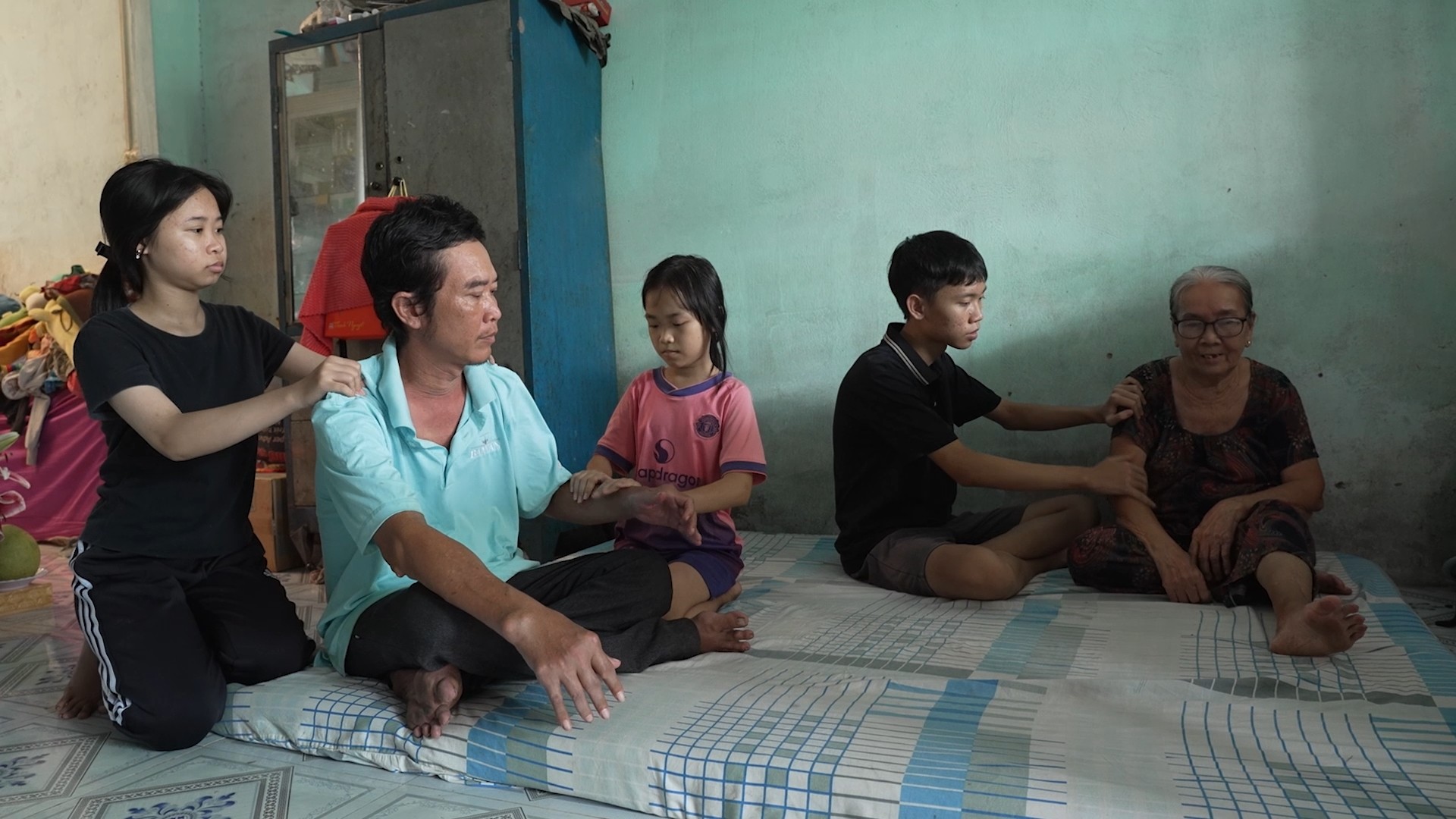 'Mái ấm gia đình Việt': Thanh Thảo, Tiến Luật và Sam nghẹn lòng trước những em nhỏ vượt nghịch cảnh, quyết tâm học tập báo hiếu cha mẹ