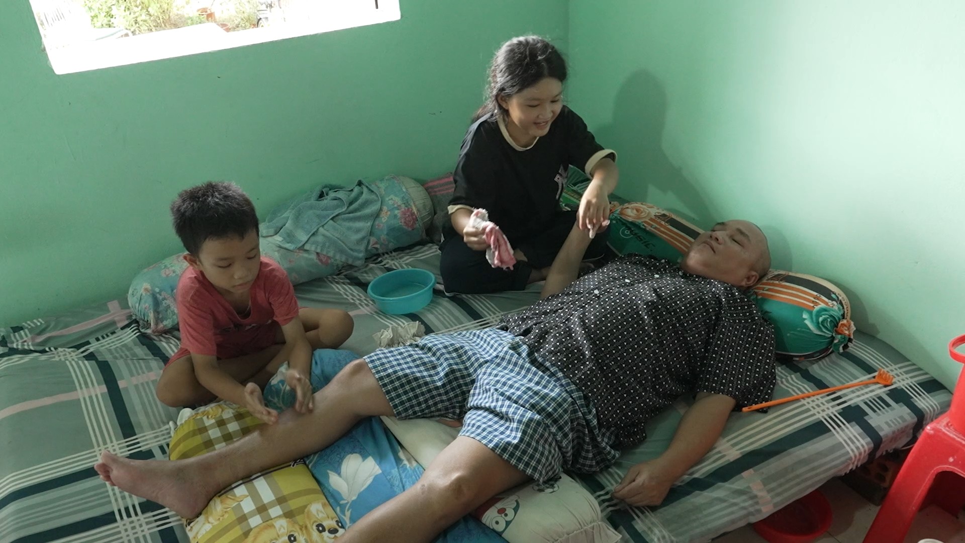 'Mái ấm gia đình Việt': Thanh Thảo, Tiến Luật và Sam nghẹn lòng trước những em nhỏ vượt nghịch cảnh, quyết tâm học tập báo hiếu cha mẹ