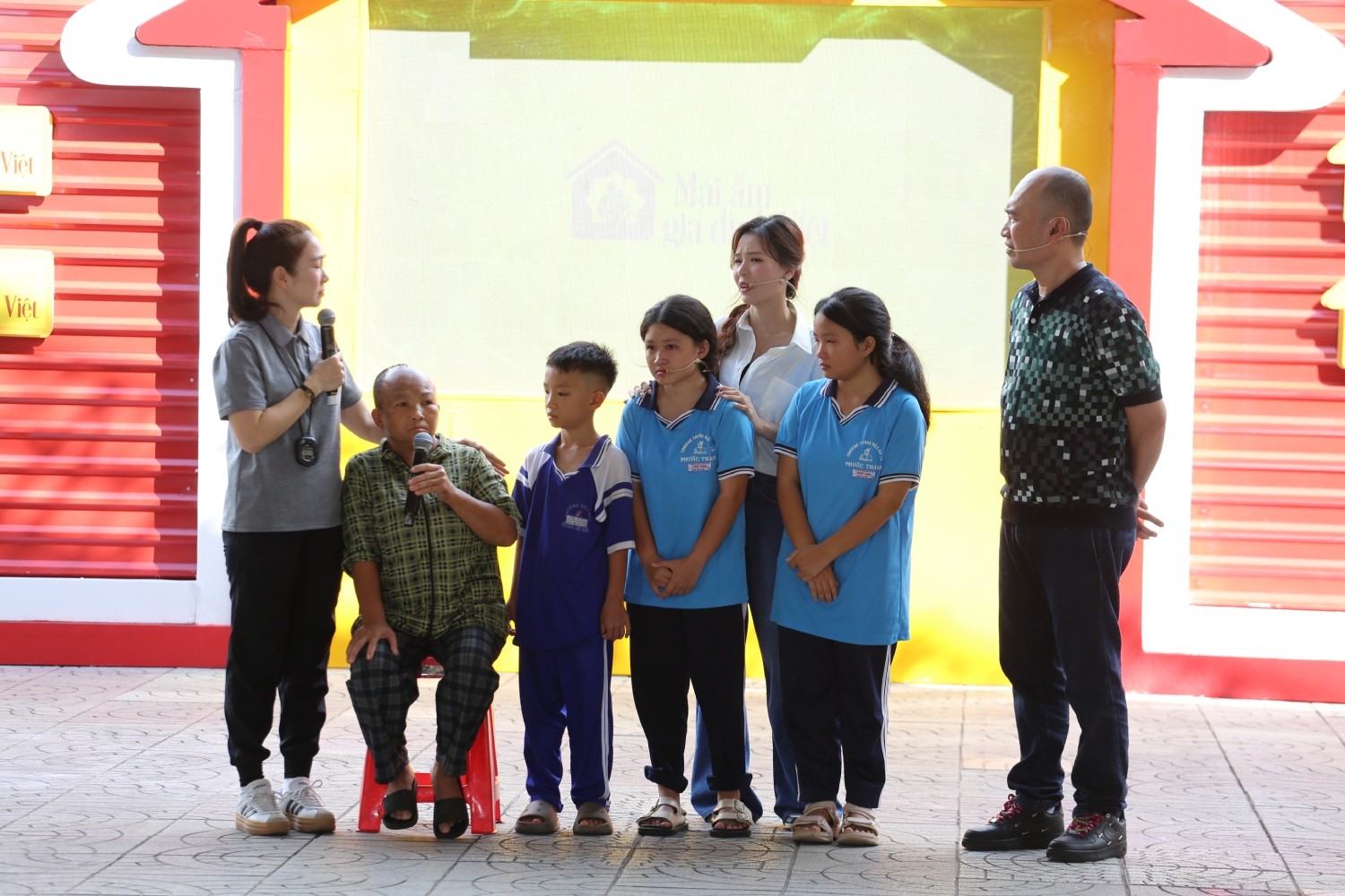 'Mái ấm gia đình Việt': Thanh Thảo, Tiến Luật và Sam nghẹn lòng trước những em nhỏ vượt nghịch cảnh, quyết tâm học tập báo hiếu cha mẹ