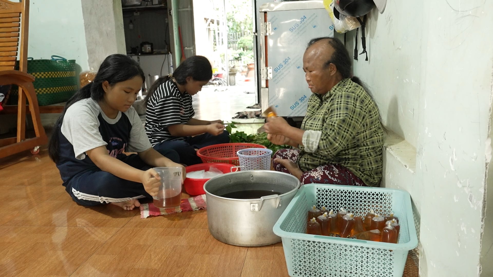 'Mái ấm gia đình Việt': Thanh Thảo, Tiến Luật và Sam nghẹn lòng trước những em nhỏ vượt nghịch cảnh, quyết tâm học tập báo hiếu cha mẹ