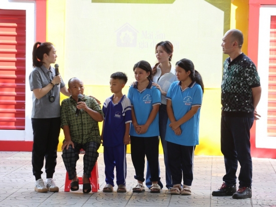 'Mái ấm gia đình Việt': Thanh Thảo, Tiến Luật và Sam nghẹn lòng trước những em nhỏ vượt nghịch cảnh, quyết tâm học tập báo hiếu cha mẹ