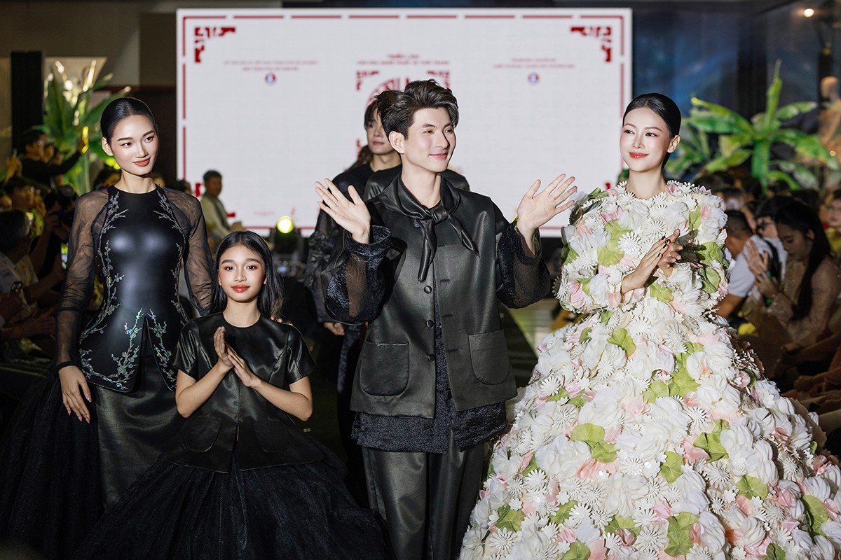 'Miss Universe Vietnam' Quỳnh Anh mở màn, Hoa hậu Phương Khánh làm vedette trong show áo bà ba độc bản của NTK Nguyễn Minh Công