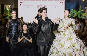 'Miss Universe Vietnam' Quỳnh Anh mở màn, Hoa hậu Phương Khánh làm vedette trong show áo bà ba độc bản của NTK Nguyễn Minh Công