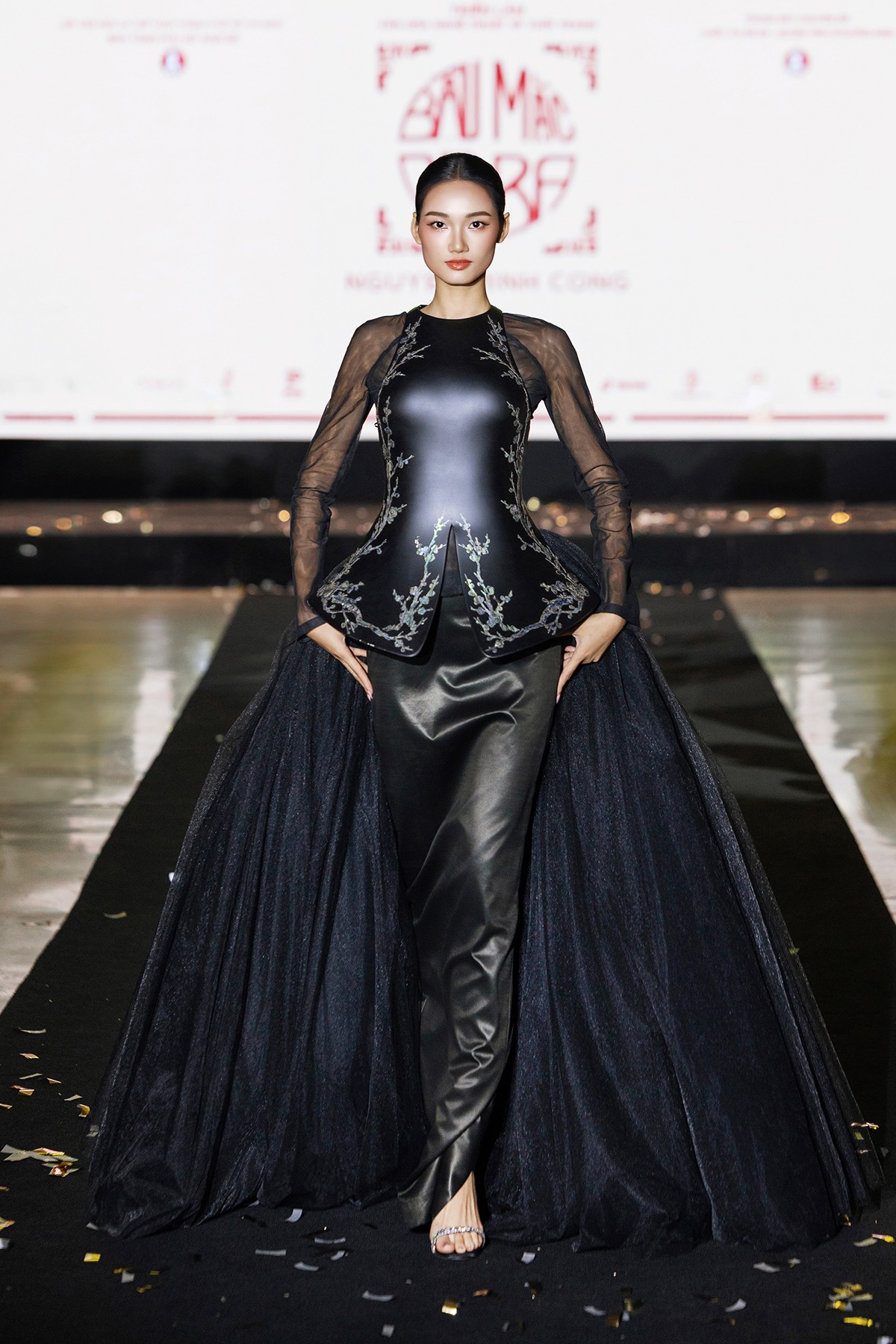 'Miss Universe Vietnam' Quỳnh Anh mở màn, Hoa hậu Phương Khánh làm vedette trong show áo bà ba độc bản của NTK Nguyễn Minh Công