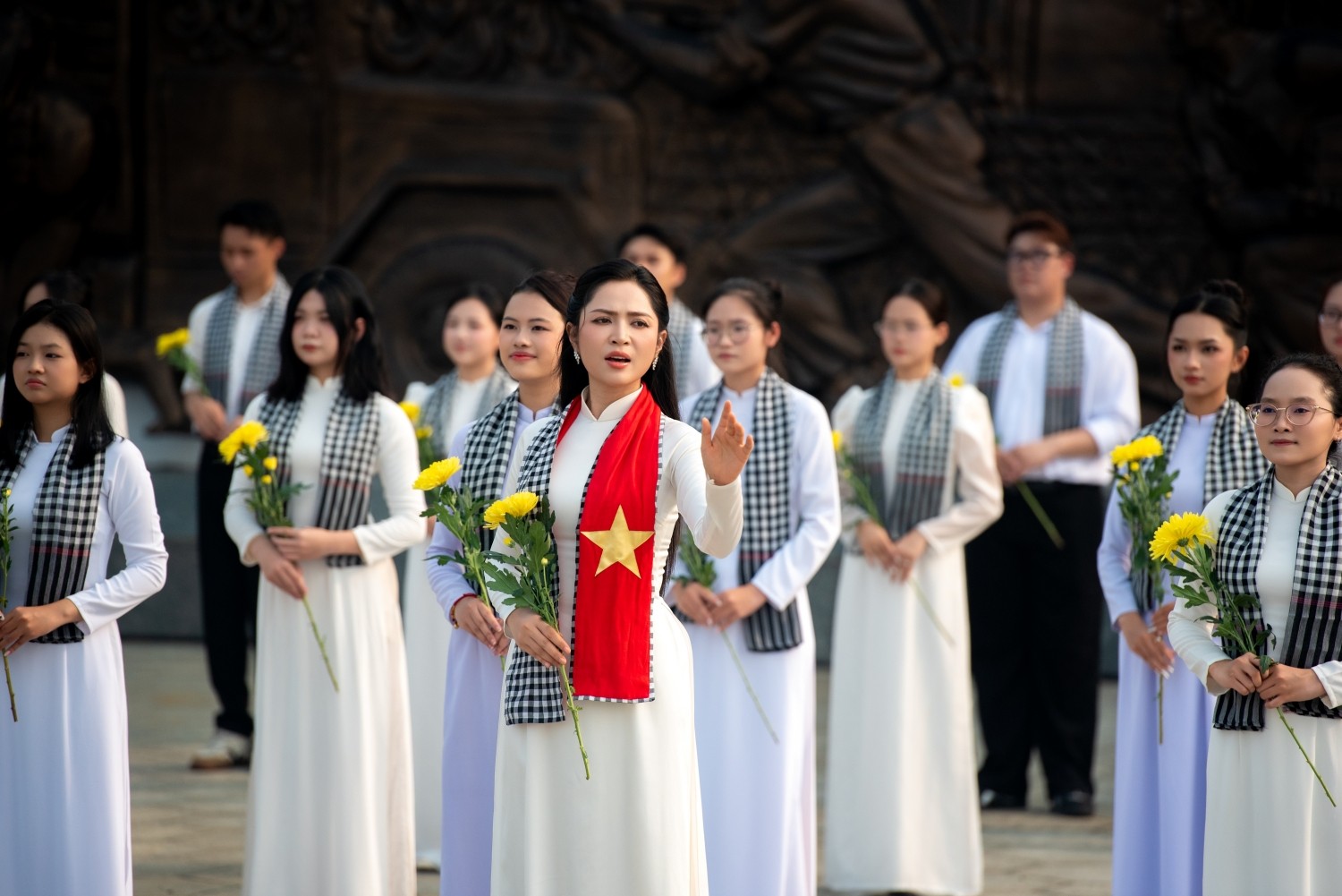 Nhạc sĩ Nguyễn Văn Chung và ca sĩ Nguyễn Duyên Quỳnh viết tiếp câu chuyện tri ân với 'Dưới cờ Tổ quốc anh về'