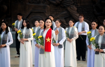 Nhạc sĩ Nguyễn Văn Chung và ca sĩ Nguyễn Duyên Quỳnh viết tiếp câu chuyện tri ân với 'Dưới cờ Tổ quốc anh về'
