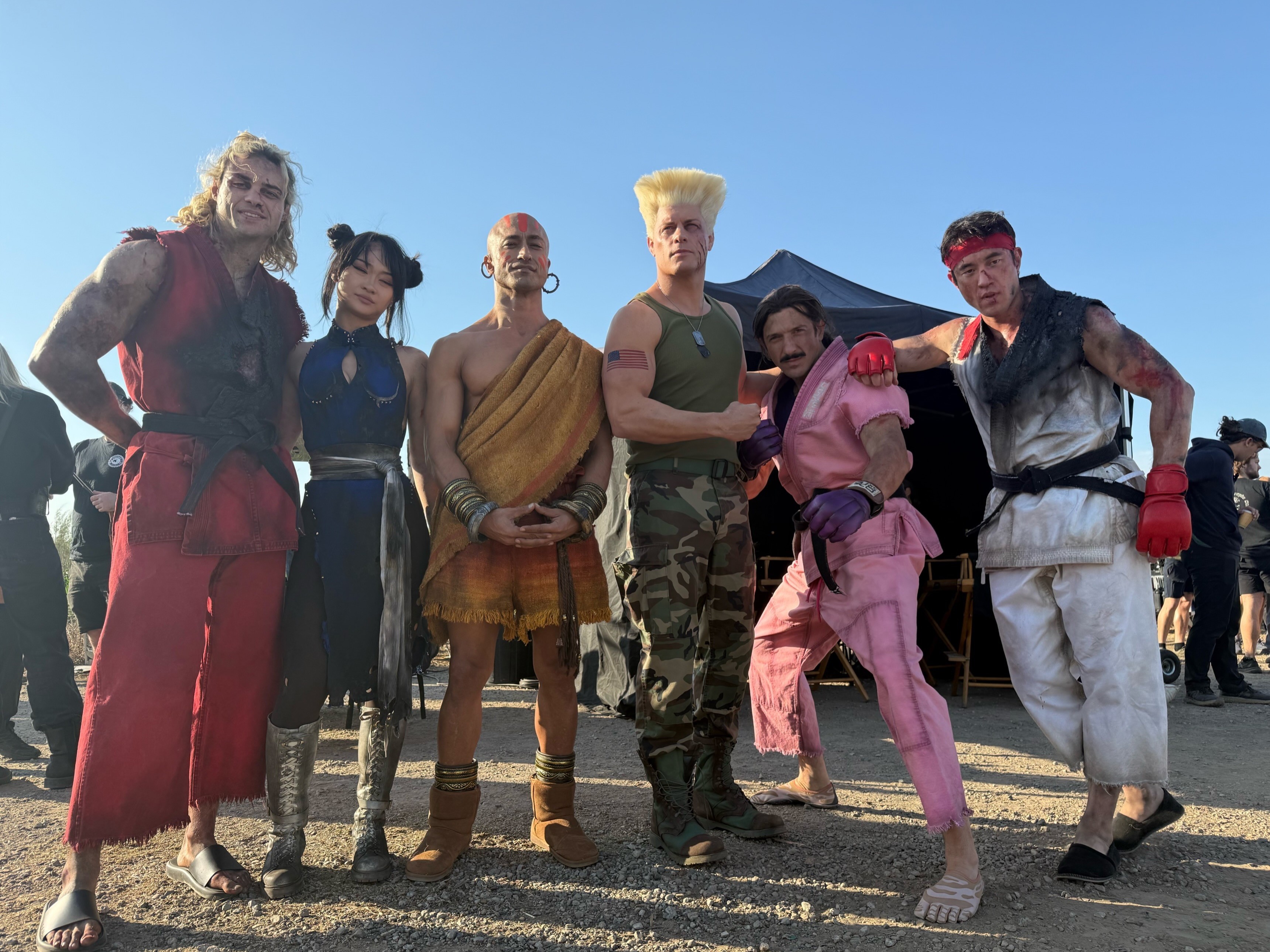 Dàn cast 'Street Fighter' thân thiết như người nhà, 'lăn xả' tập luyện hàng tuần để sẵn sàng bước vào những trận đấu khốc liệt