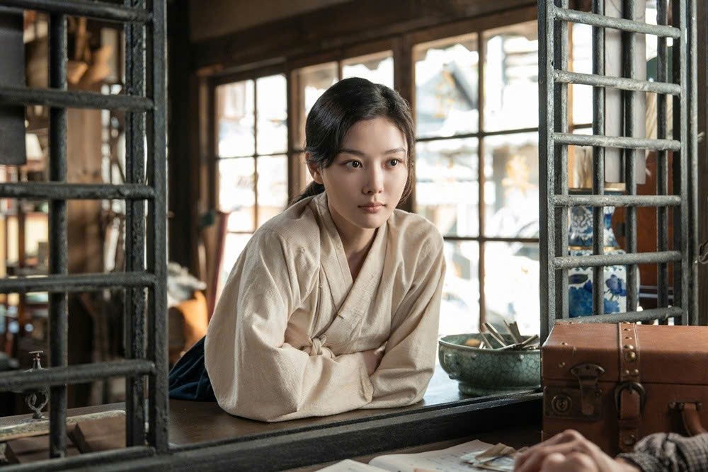 Kim Ji Won áp đảo Kim Yoo Jung trên Netflix, phim Hàn thống trị toàn cầu