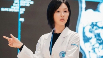 Kim Ji Won áp đảo Kim Yoo Jung trên Netflix, phim Hàn thống trị toàn cầu