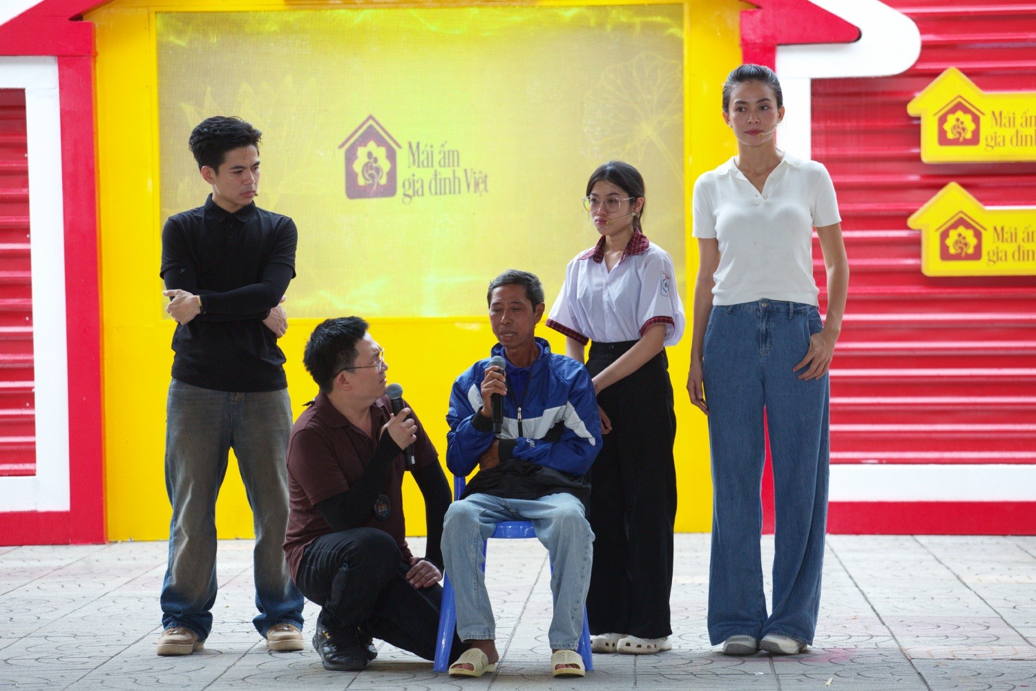 'Mái ấm gia đình Việt': MC Đại Nghĩa, ca sĩ Đạt Long Vinh và Á hậu Mâu Thủy xót xa trước những mảnh đời bất hạnh