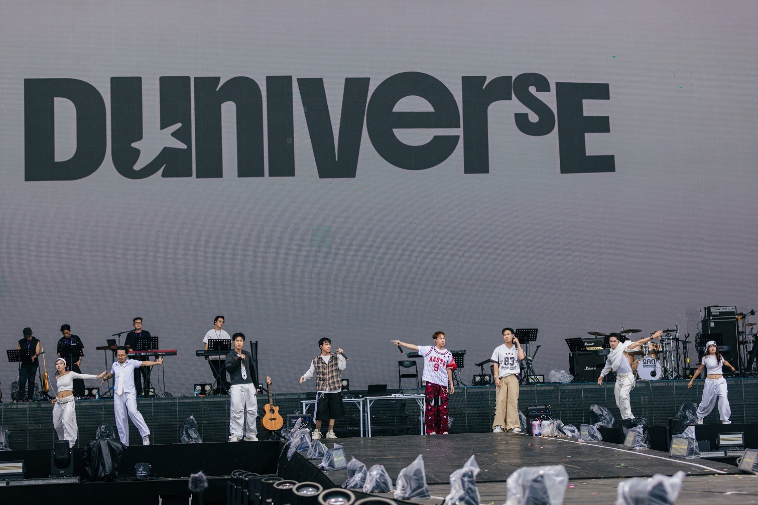 Duniverse: Boyband hiếm hoi của Vpop vừa chơi DJ vừa trình diễn tại 'Sao Concert'