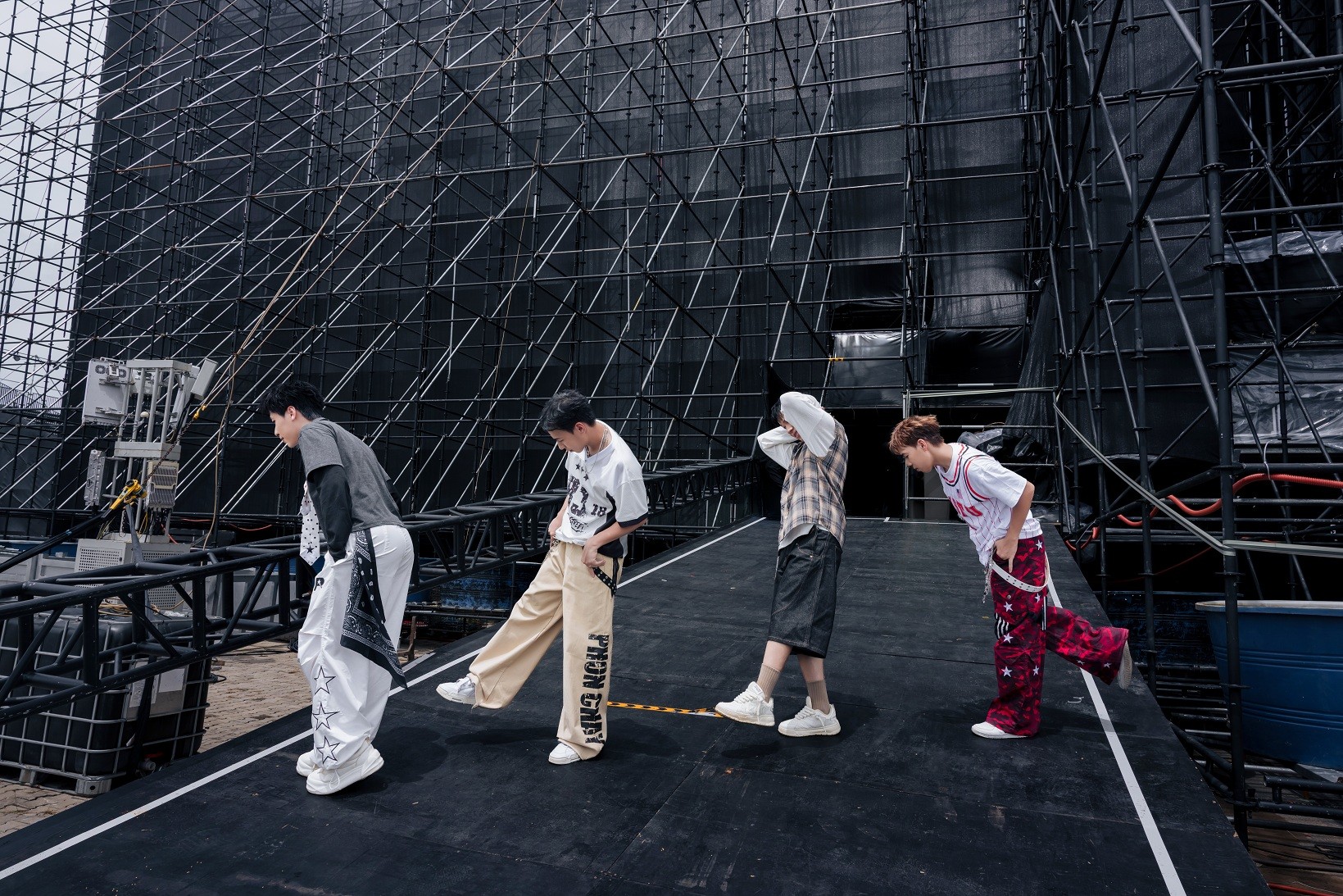 Duniverse: Boyband hiếm hoi của Vpop vừa chơi DJ vừa trình diễn tại 'Sao Concert'