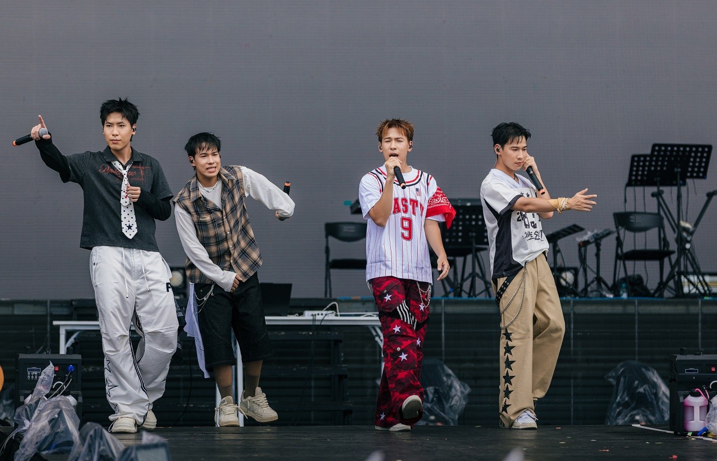 Duniverse: Boyband hiếm hoi của Vpop vừa chơi DJ vừa trình diễn tại 'Sao Concert'