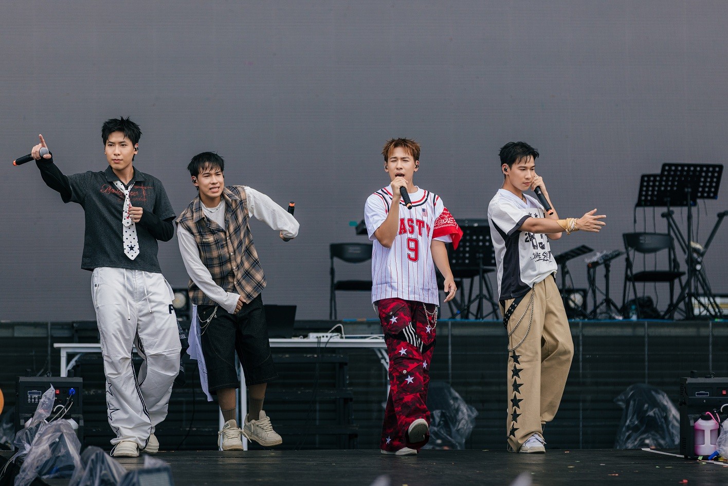 Duniverse: Boyband hiếm hoi của Vpop vừa chơi DJ vừa trình diễn tại 'Sao Concert'