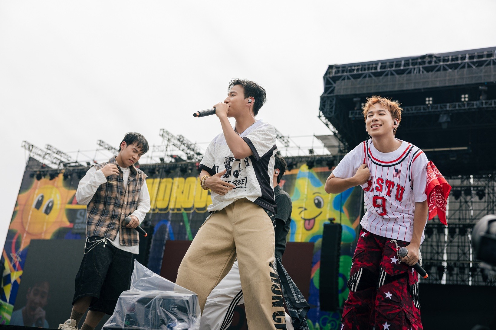 Duniverse: Boyband hiếm hoi của Vpop vừa chơi DJ vừa trình diễn tại 'Sao Concert'