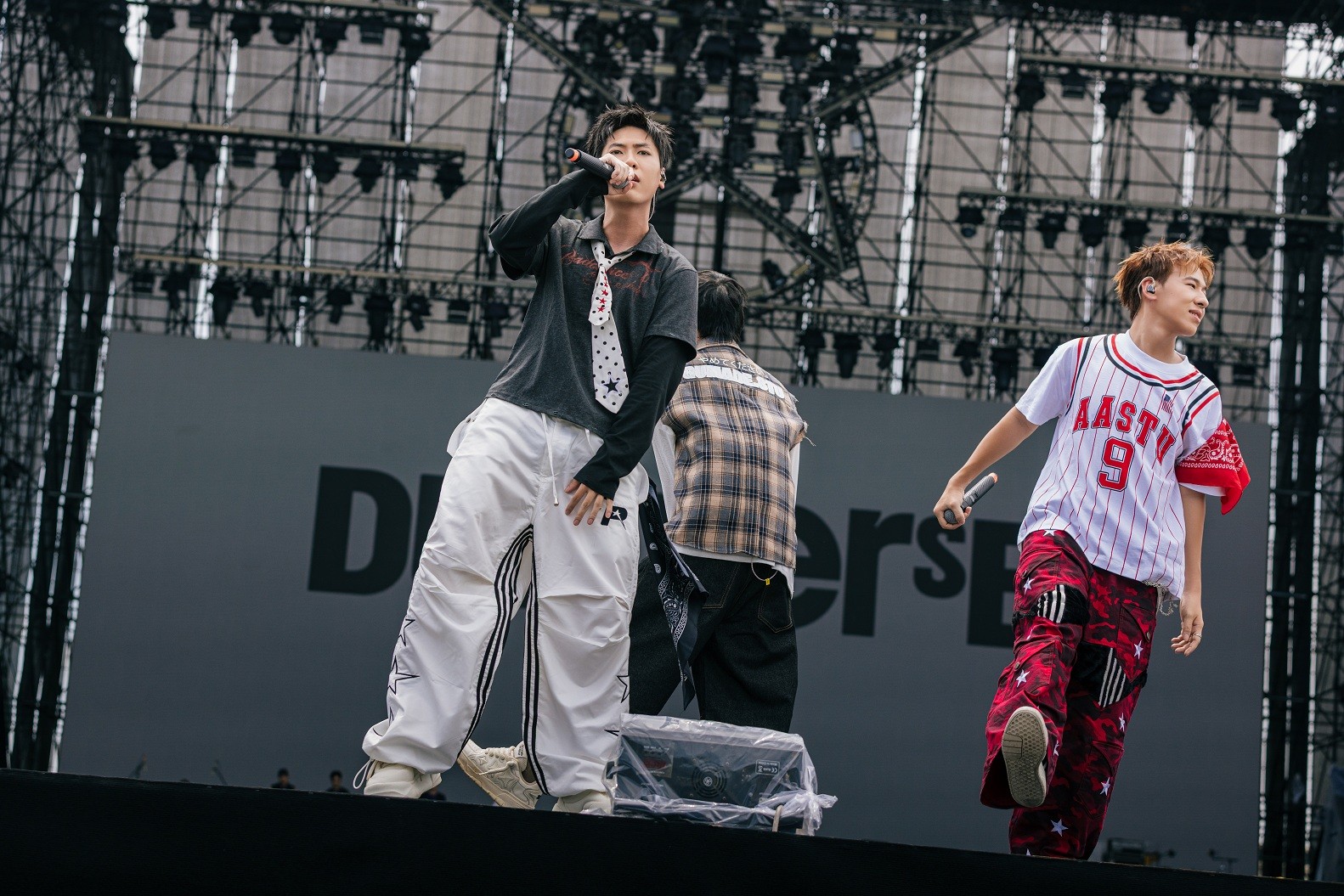 Duniverse: Boyband hiếm hoi của Vpop vừa chơi DJ vừa trình diễn tại 'Sao Concert'