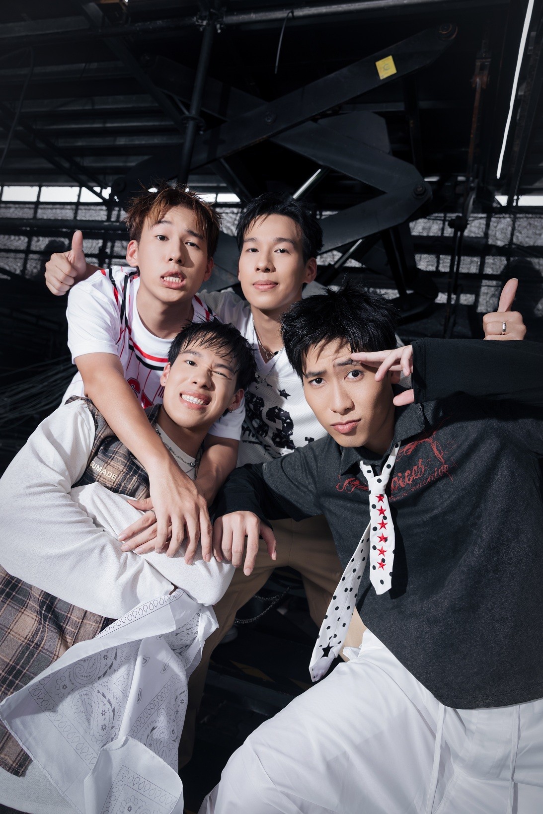 Duniverse: Boyband hiếm hoi của Vpop vừa chơi DJ vừa trình diễn tại 'Sao Concert'