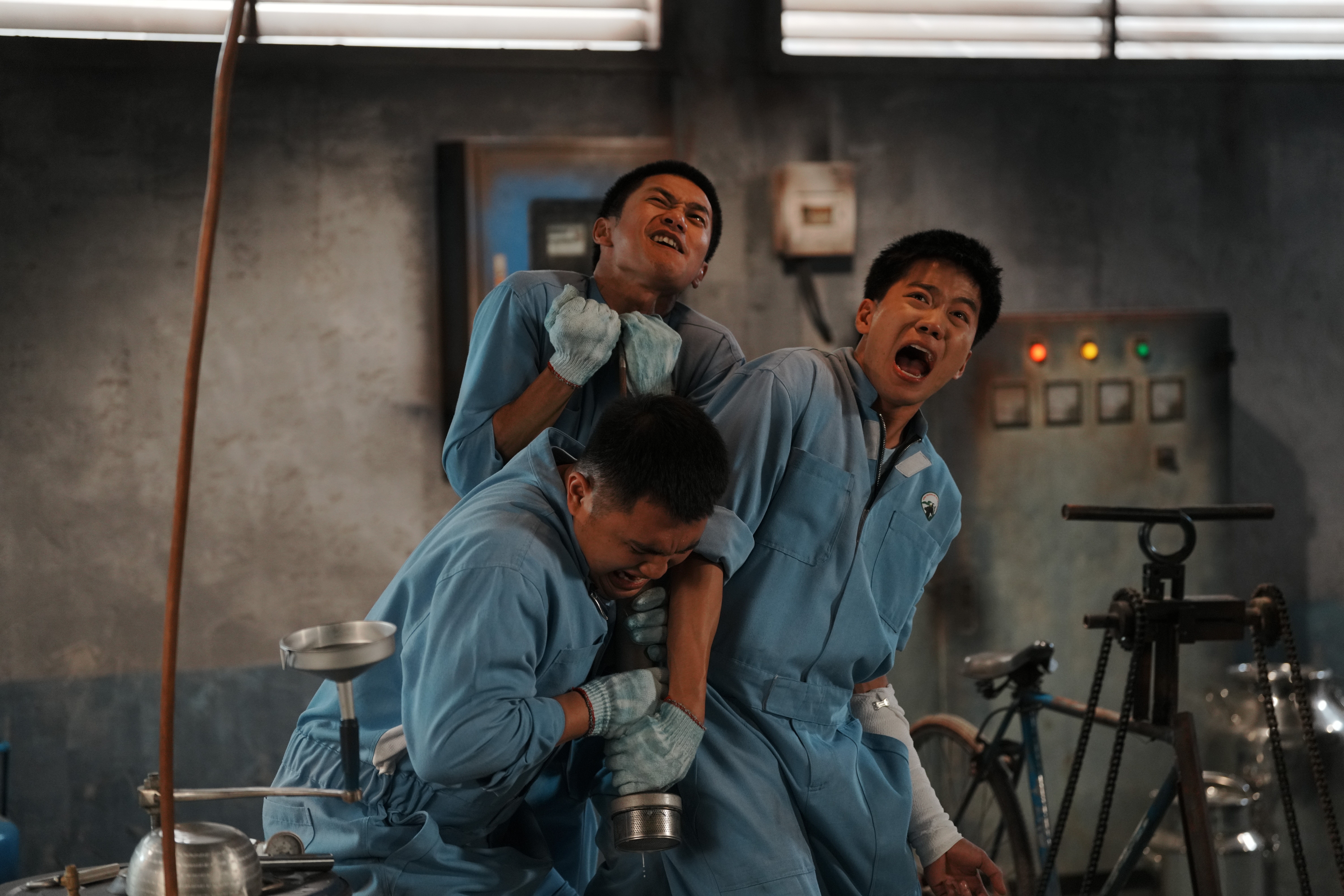 Huy Tít liều lĩnh làm bố ở tuổi 24 trong phim điện ảnh 'Bò sữa bay'