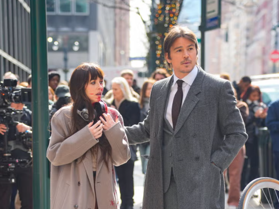 (Review) ‘Verity’: Nhiều cú ‘twist’ nhưng thiếu sức nặng