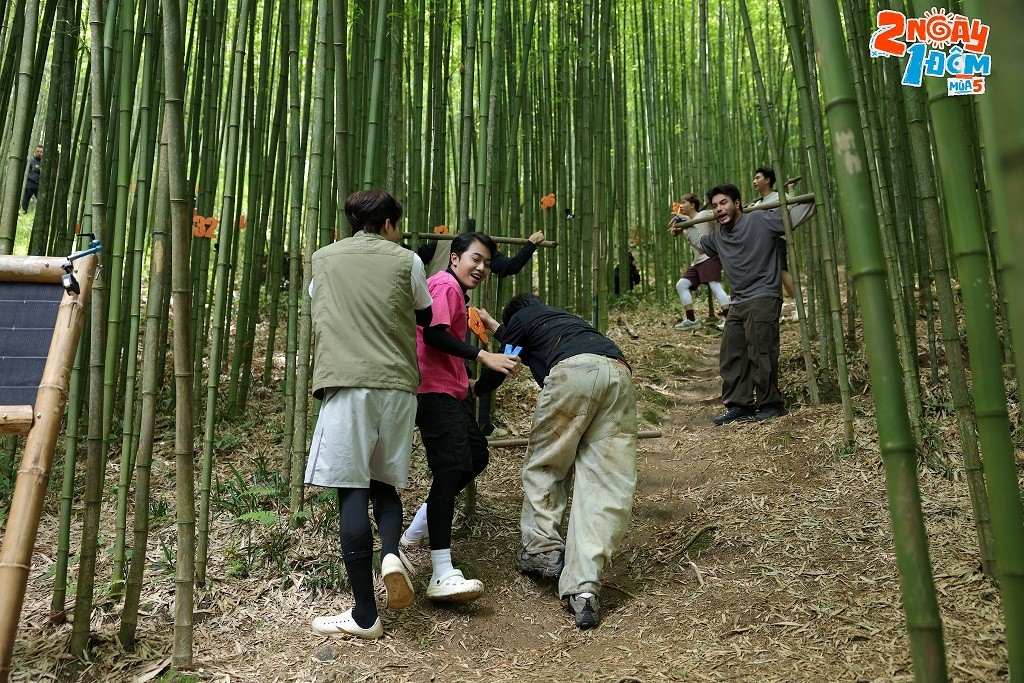 '2 ngày 1 đêm': Lê Dương Bảo Lâm, Kiều Minh Tuấn bất ngờ 'đóng phim kiếm hiệp' giữa rừng trúc