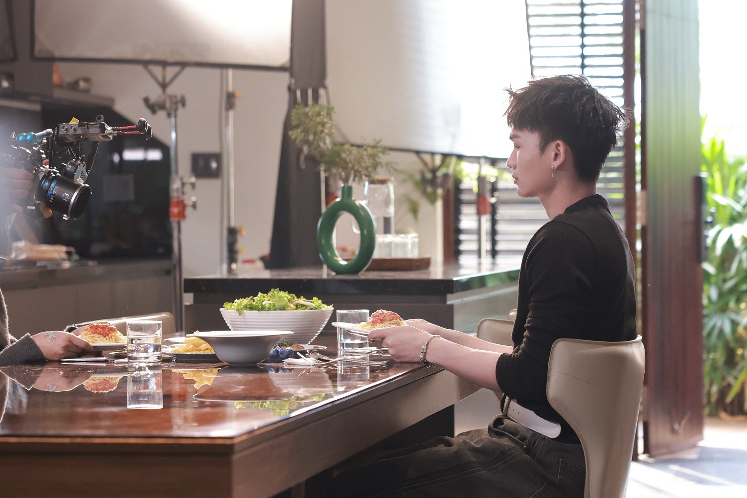 7 mỹ nam Uprize 'diễn nét tình cảm' cùng cameraman trong bộ phim tương tác 'Gõ cửa chuyến tàu mỹ nam'
