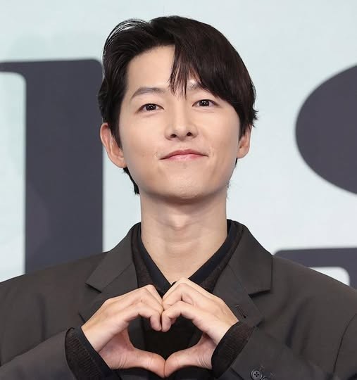 Song Joong Ki sượng cứng người khi nghe tên vợ cũ